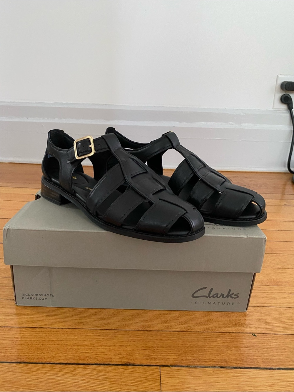 NWT Clarks Hana Sun Black Leather Fisherman Sandal with Gold Buckle
